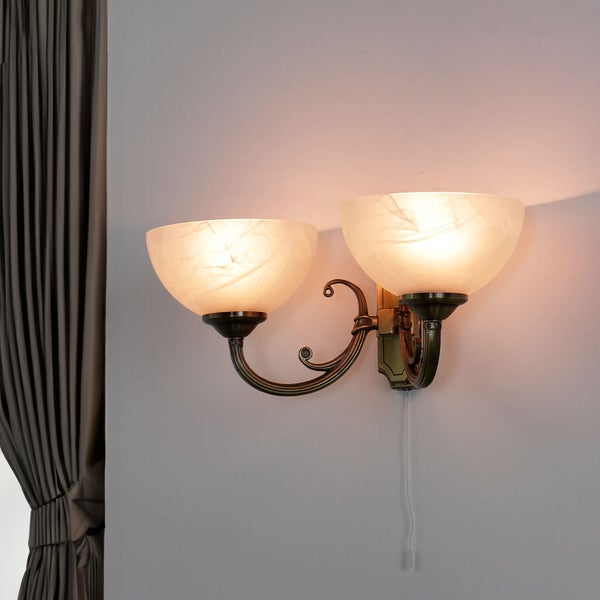 Wandleuchte mit zwei Lampen und marmorierten Glasschirmen