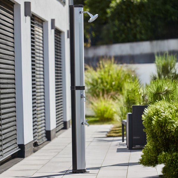 Gartendusche aus Metall mit Duschkopf und Wasserhahn auf Terrasse