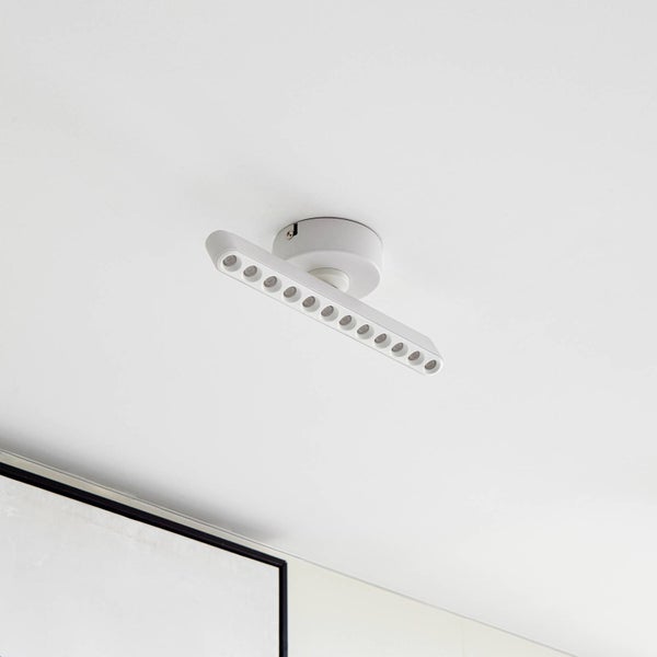 Weiße LED-Deckenleuchte in schmaler, länglicher Form mit mehreren Lichtpunkten, an der Decke montiert.