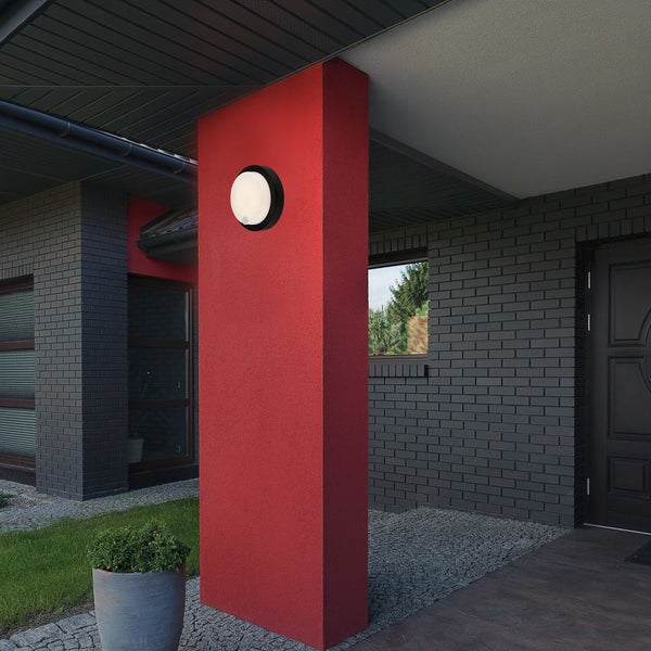 Außenansicht eines Hauses mit einer runden Wandleuchte an einer Säule