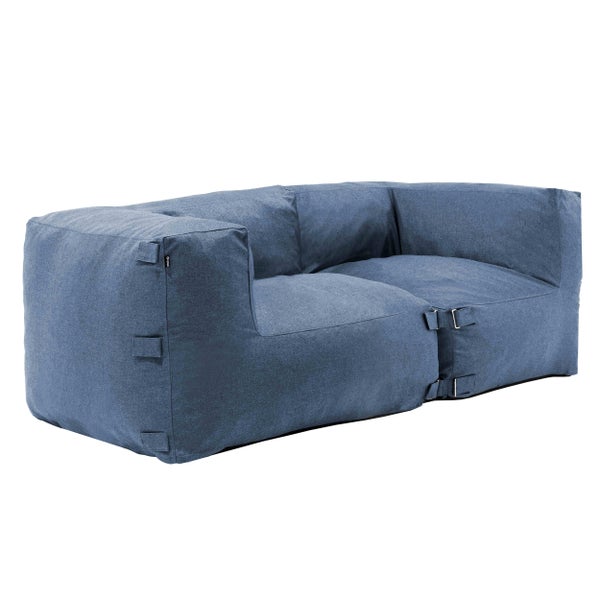 Blaues modulares Sitzsack-Sofa aus robustem Stoff mit Gurten und Schnallen zur Verbindung.
