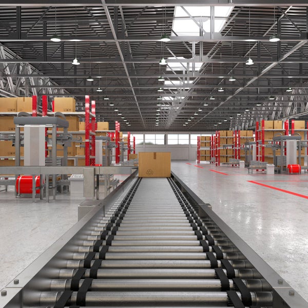 Lagerhalle mit Förderband und Kartons auf Regalen
