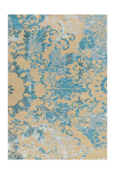 Teppich mit ornamentalem floralem Muster in Blau und Beige.