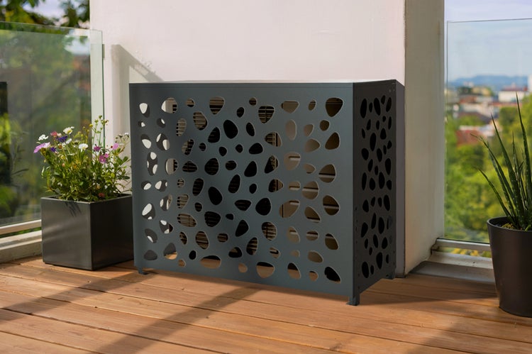Dekorative Klimaanlagenverkleidung mit Lochmuster auf einer Terrasse