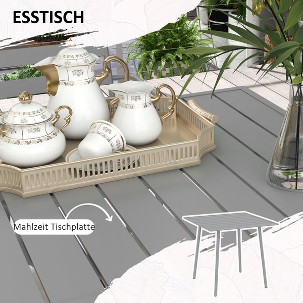 Grauer Esstisch mit einer Tischplatte in Lattenoptik, dekoriert mit einem goldenen Tablett, weißem Porzellan und einer Vase.
