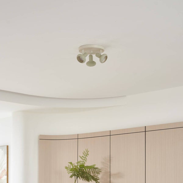 Deckenleuchte mit drei Strahlern im Innenraum