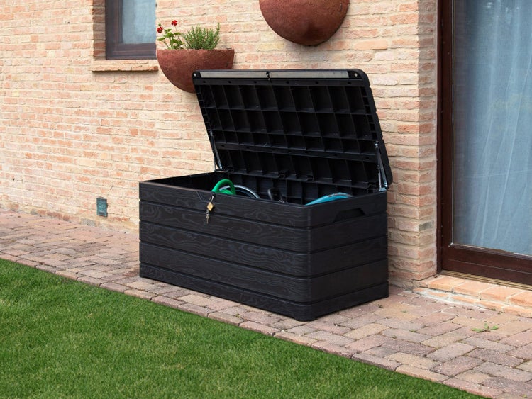 Geöffnete, schwarze Gartenbox aus Kunststoff zur Aufbewahrung von Gartengeräten