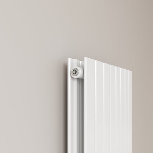 Vertikaler Design-Heizkörper in Weiß mit Entlüftungsventil an der Seite.