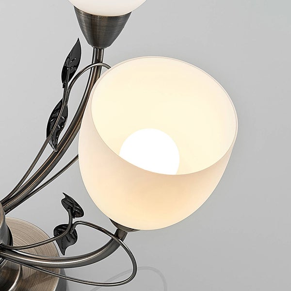 Kinderzimmer mit Waldtapete, Gitterbett und Korb