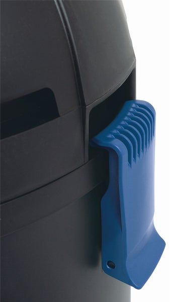 Detailansicht eines blauen Verschlussclips an einem schwarzen Kunststoffbehälter eines Industriestaubsaugers.