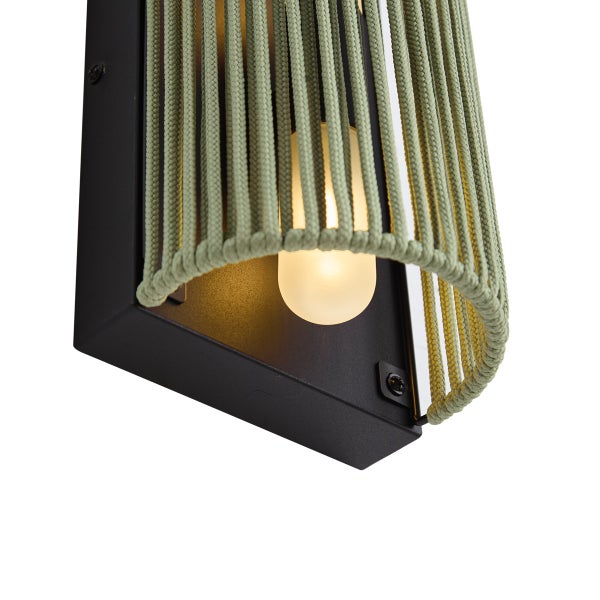 Moderne Wandleuchte mit textiler Seilbespannung und integrierter Lichtquelle für eine atmosphärische Beleuchtung