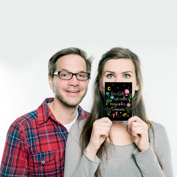 Mr. & Mrs. Panda Postkarte Magische Welt