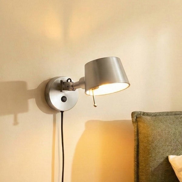 Silberne Wandleuchte mit Schalter und Stecker