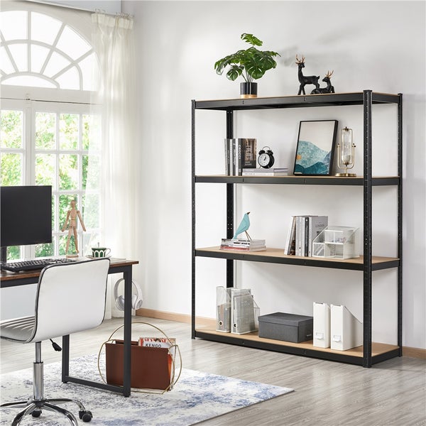 Schwerlastregal mit vier Ebenen aus Metall und Holz in einem hellen, organisierten Arbeitszimmer mit Schreibtisch und Fenster.