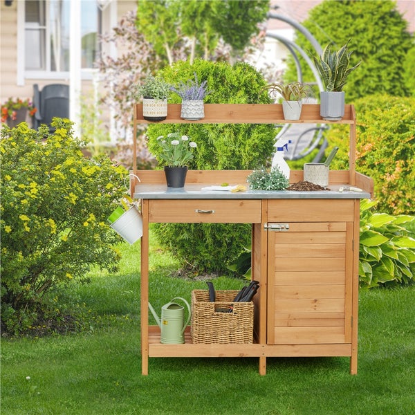 Gartentisch aus Holz mit Schublade, Ablage und Tür im Garten