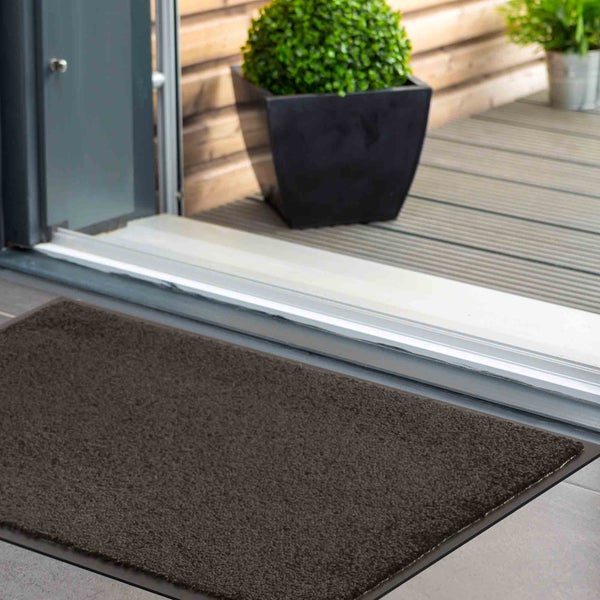 Fußmatte aus Textil vor einer Haustür