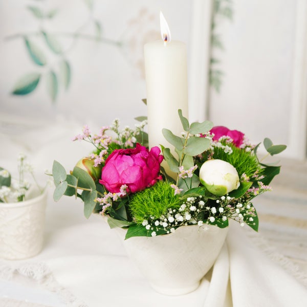 Nahaufnahme eines Keramik-Übertopfs mit gewelltem Rand und strukturierter Oberfläche.