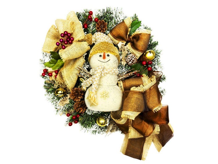 Weihnachtskranz dekoriert mit Kunsttannen zweigen, Tannenzapfen, Schleifen aus Jute und einer Schneemannfigur als festliche Dekoration.