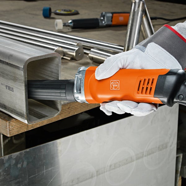 Technische Zeichnung eines Pflanzgefäßes mit den Maßen 20 cm Durchmesser, 12 cm Höhe, 32 cm Gesamthöhe, 2 cm Breite der Füße und 13 cm Tiefe der Füße.