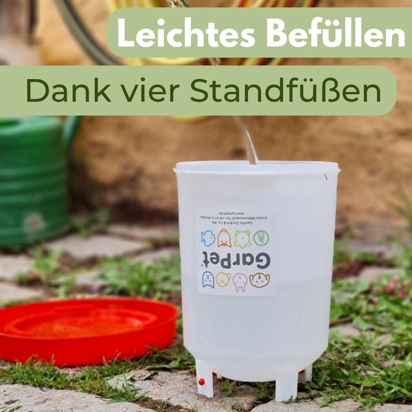 GarPet Tränke mit vier Standfüßen wird von oben mit Wasser befüllt.
