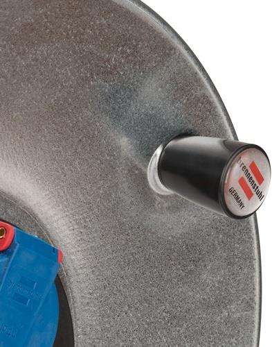 Detailaufnahme eines Schleifsteins mit Handgriff und Brennenstuhl Logo