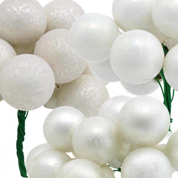 Dekorative weiße Kugeln mit grünem Draht