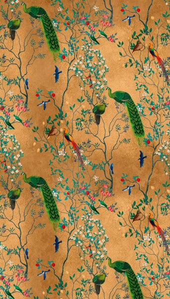 Vliestapete mit Pfauen, Vögeln, Blüten und Zweigen auf strukturiertem goldenem Hintergrund im Vintage-Stil.