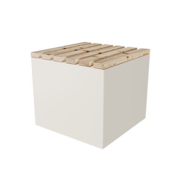 Quadratischer Sitzwürfel mit einer Sitzfläche aus hellen Holzlatten und einem Korpus in Beige.