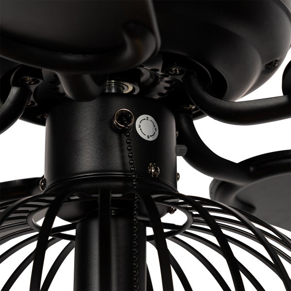 Detailaufnahme eines schwarzen Deckenventilators mit Zugschalter und drei Geschwindigkeitsstufen.