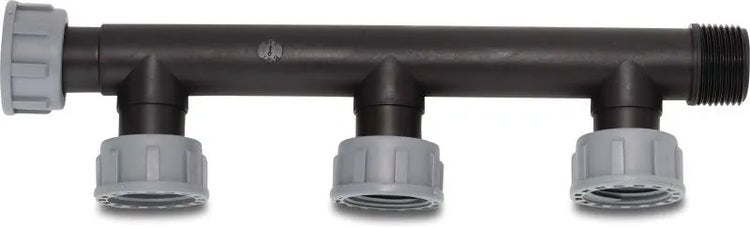 Schwarzer 3-fach Verteiler aus Kunststoff für Bewässerungssysteme mit grauen Überwurfmuttern.