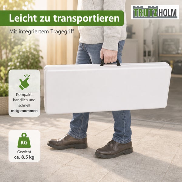 Person trägt einen zusammengeklappten Trutzholm Klapptisch mit integriertem Tragegriff, Gewicht circa 8,5 Kilogramm.
