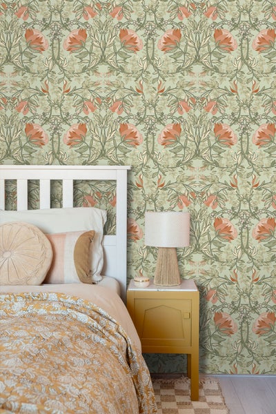 Schlafzimmer mit floraler Tapete, Bett und Nachttisch