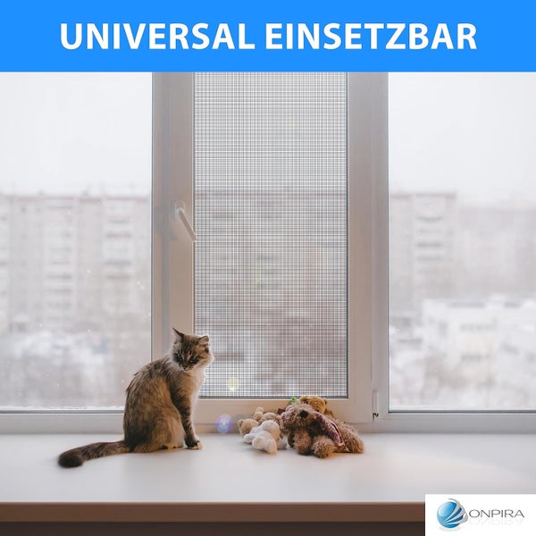 Insektenschutzgitter am Fenster montiert, Katze und Stofftiere auf der Fensterbank, universal einsetzbar, Onpira Logo.