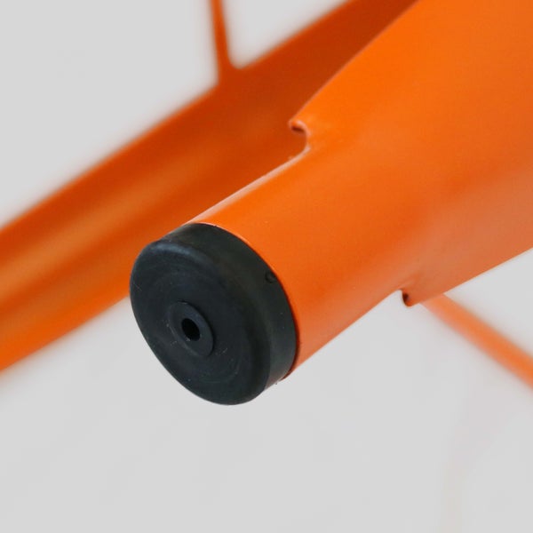 Detailaufnahme eines orangefarbenen Möbelbeins aus Metall mit schwarzem Bodenschoner aus Gummi.