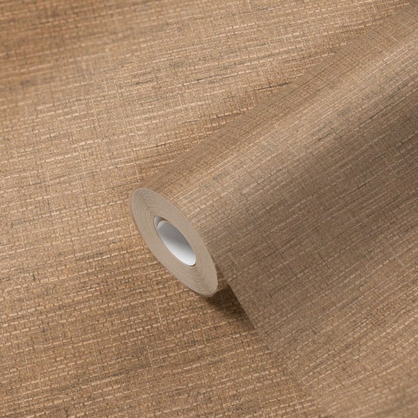 Nahaufnahme einer strukturierten Tapete in einem Wohnraum mit Holzmöbeln und Dekoration