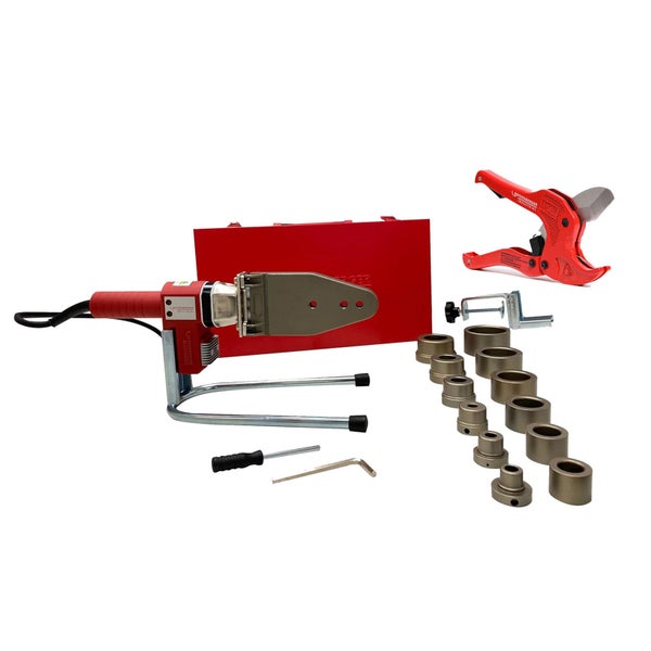 Handwerker verbindet blaue Kunststoffrohre mit einem Muffenschweißgerät an einer Kellerdecke zwischen isolierten Rohrleitungen.