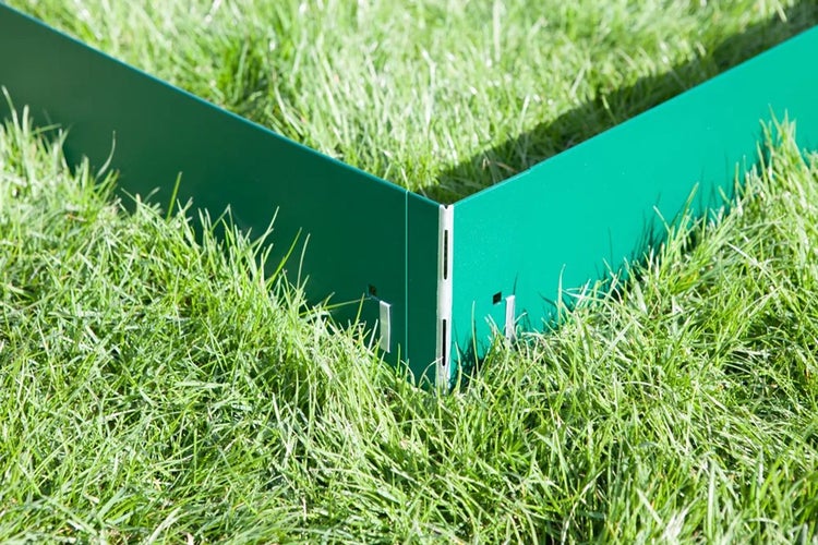 Beetbegrenzung aus Metall im Gras