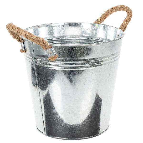 Verzinkter Metalleimer mit zwei Henkeln aus Juteseil für Pflanzen oder Dekoration.