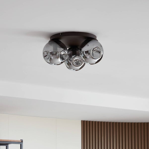 Deckenleuchte mit drei Glaslampenschirmen in Kugelform