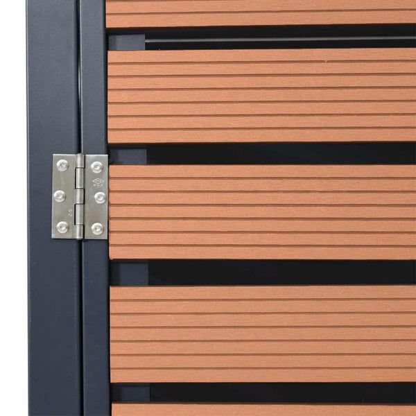 Detailansicht eines Zauntors mit Beschlägen und WPC-Füllung