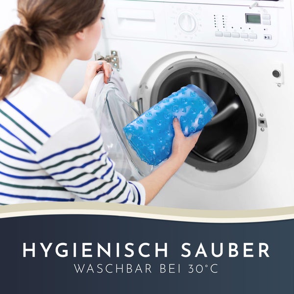 Frau legt eine waschbare Schmutzfangmatte in eine Waschmaschine