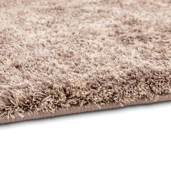 Hochflor-Teppich mit weicher Textur und eingefasstem Rand.