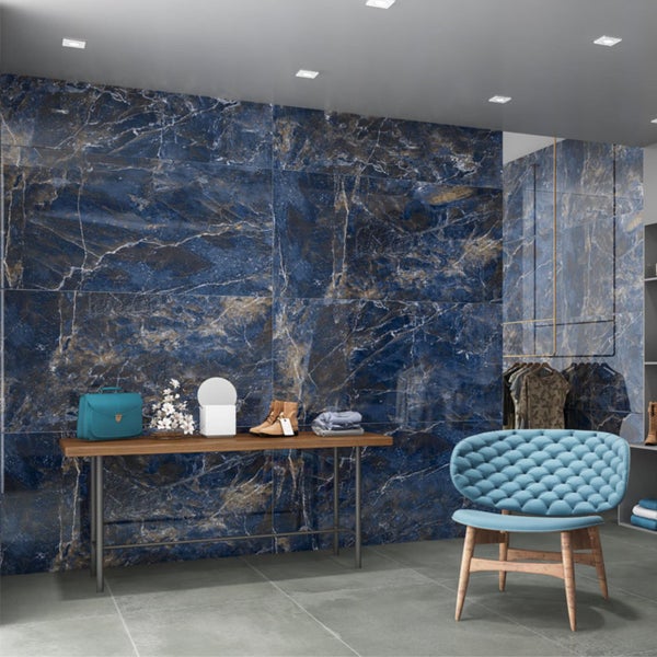 Ausstellungsraum mit blauen Fliesen in Marmoroptik, Tisch und Stuhl