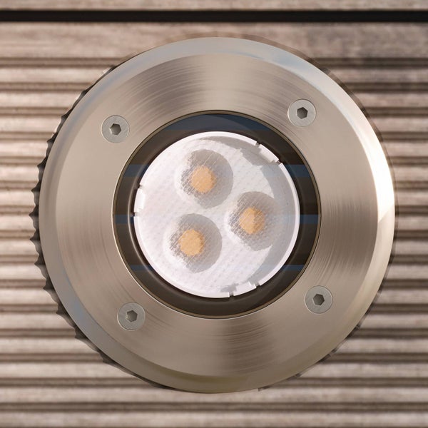 Runder LED-Bodeneinbaustrahler aus Edelstahl mit drei Leuchtmitteln, eingebaut in eine Holzterrasse.