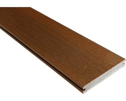 Braune WPC-Terrassendiele mit Holzmaserung und seitlicher Nut.