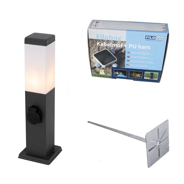 Außen-Wegeleuchte mit integrierter Steckdose, inklusive Erdkabel-Verbindungsset und Erdspieß aus Metall.