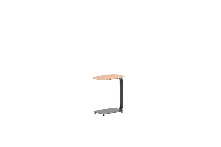 Beistelltisch in C-Form mit Holzplatte und Metallgestell.