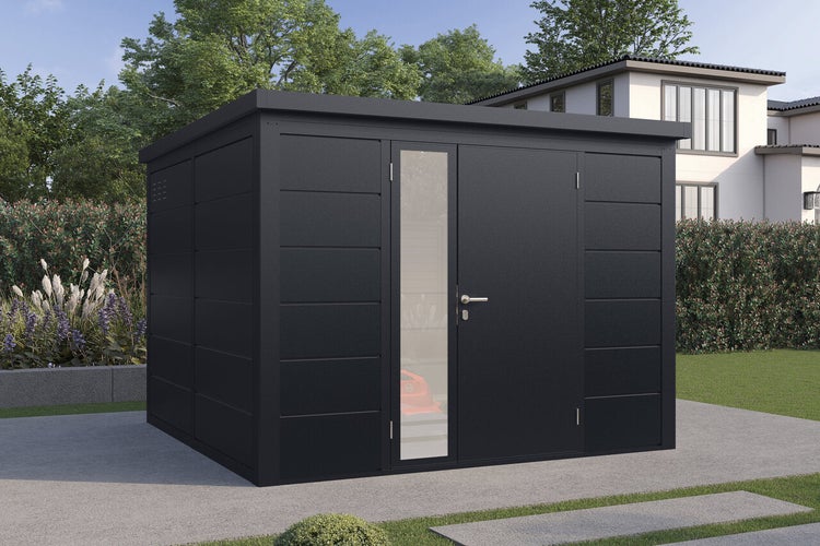 Modernes Gartenhaus aus Metall mit Flachdach und einer Einzeltür mit Glaseinsatz, aufgestellt im Garten.