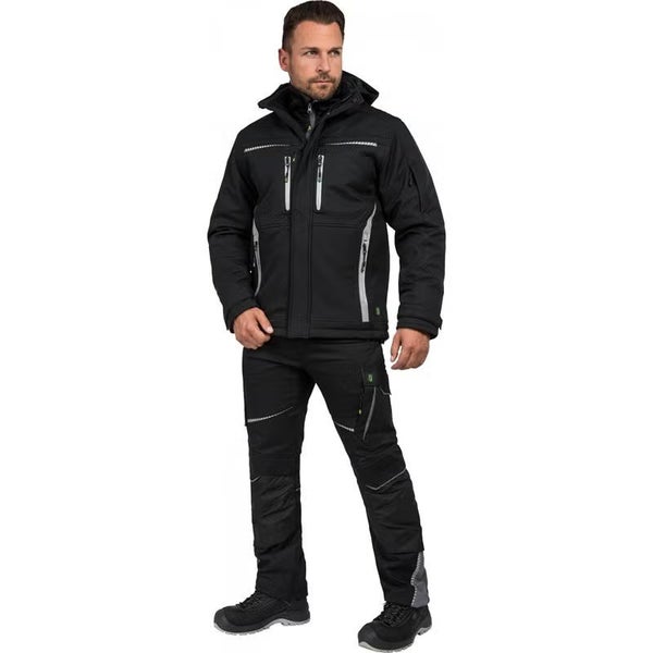 Mann in schwarzer Arbeitskleidung bestehend aus einer Softshelljacke mit Kapuze und Reißverschlusstaschen sowie einer passenden Arbeitshose.