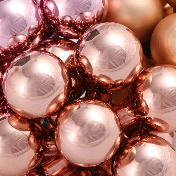 Set aus glänzenden Weihnachtskugeln zur Dekoration des Weihnachtsbaums.